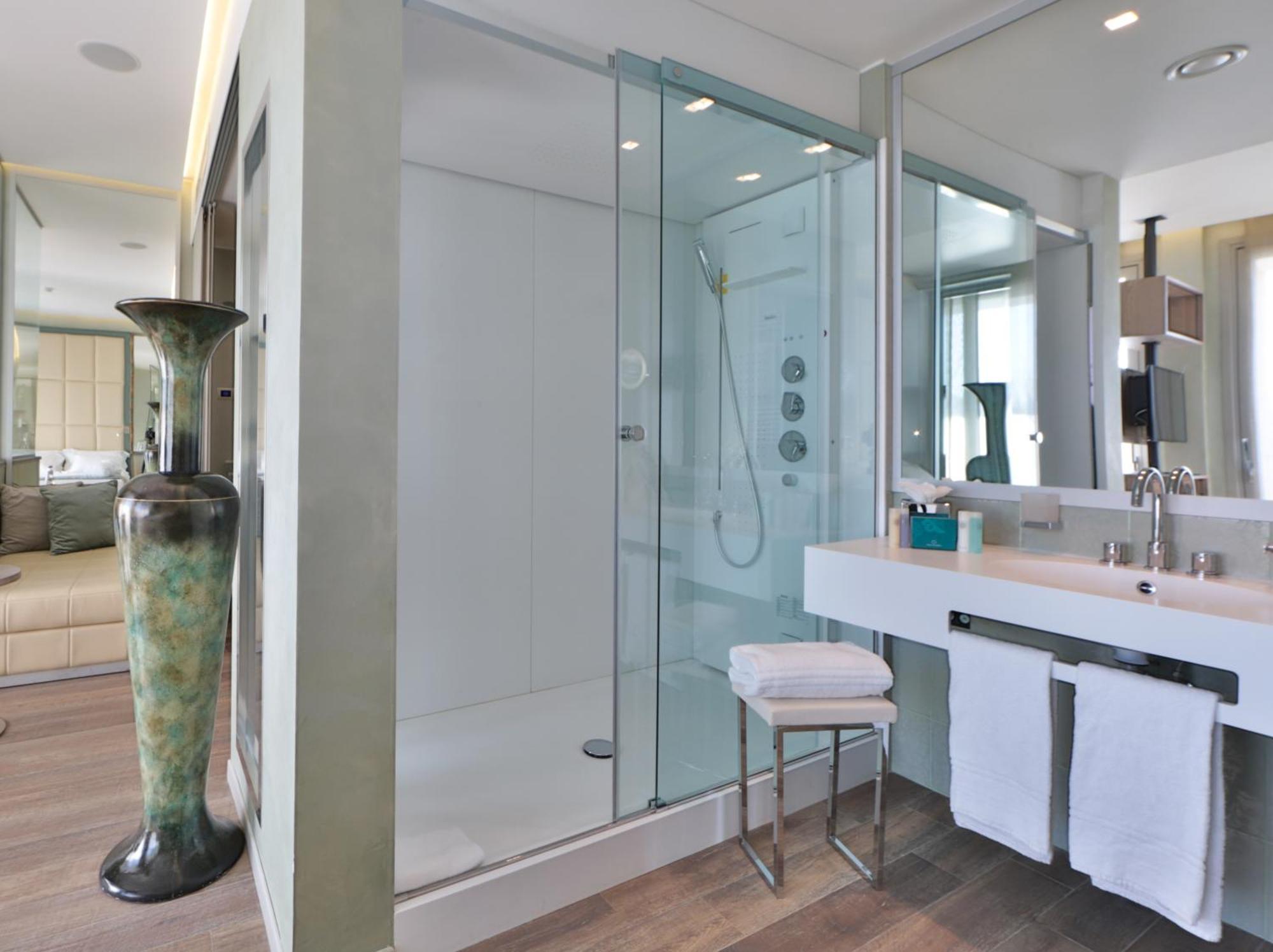 Ville Sull'Arno Florencie Exteriér fotografie A shower enclosure